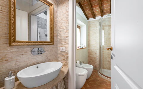 Vineyard’s Cottage With Pool, Ac, Wifi - Siena: Miroir, Luminaire Plomberie, Robinet, Propriété, Évier, Bâtiment, Lavabo, Salle De Bains, Bois