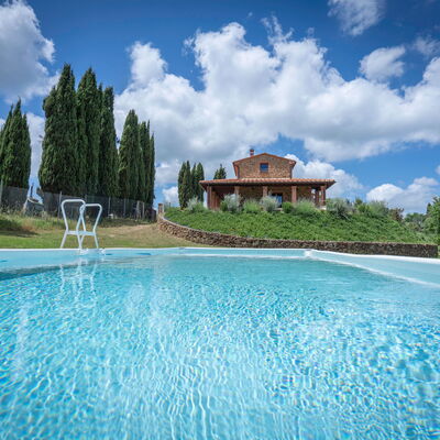 Vineyard’s Cottage With Pool, Ac, Wifi - Siena: Nuage, L'Eau, Ciel, Plante, Propriété, Arbre, Bleu Azur, Bâtiment, Piscine, Paysage Naturel