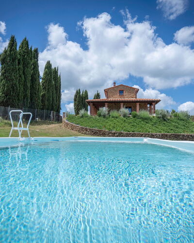 Vineyard’s Cottage With Pool, Ac, Wifi - Siena: Nuage, L'Eau, Ciel, Plante, Propriété, Arbre, Bleu Azur, Bâtiment, Piscine, Paysage Naturel