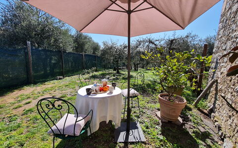 Il Cantuccio: Plante, Meubles, Propriété, Table, Chaise, Parapluie, Tableau De Plein Air, Pot De Fleur, Ombre, Mobilier De Jardin