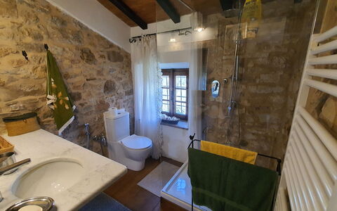 Il Cantuccio: Miroir, Robinet, Luminaire Plomberie, Évier, Salle De Bains, Bois, Violet, Design Intérieur, Architecture, Sol