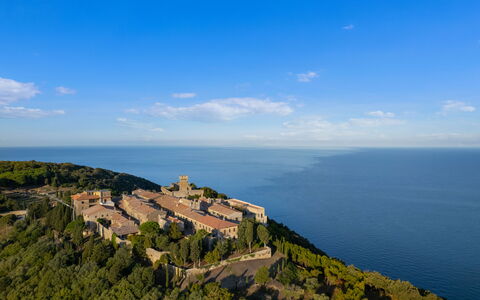 Sunset Sea View, Baratti, Populonia, Wifi, Ac: Nuage, Ciel, L'Eau, Montagne, Bleu Azur, Plante, Paysage Naturel, Montagnes, Cotiers Et Relief Océaniques, Terrain