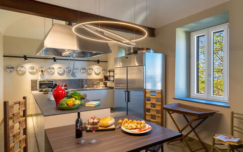 Sunset Sea View, Baratti, Populonia, Wifi, Ac: Table, Meubles, Propriété, Fenêtre, Vaisselle, Cabinetry, Bâtiment, Chaise, Design Intérieur, Aliments