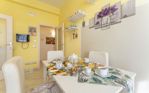 Leandro's House Near Thermal Baths: Propriété, Bleu Azur, Table, Bâtiment, Éclairage, Design Intérieur, Jaune, Vaisselle, Sol, Cadre