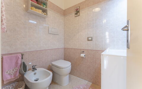 Leandro's House Near Thermal Baths: Luminaire Plomberie, Bâtiment, Lavabo, Salle De Bains, Violet, Design Intérieur, Architecture, Sol, Toilette