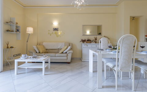 Leandro's House Near Thermal Baths: Table, Meubles, Propriété, Canapé, Bâtiment, Chaise, Éclairage, Confort, Design Intérieur, Sol