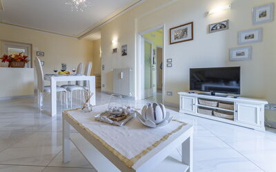 Leandro's House Near Thermal Baths: Propriété, Cadre, Table, Canapé, Cabinetry, Design Intérieur, Bois, Architecture, Sol, Sol