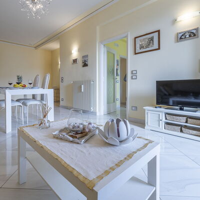 Leandro's House Near Thermal Baths: Propriété, Cadre, Table, Canapé, Cabinetry, Design Intérieur, Bois, Architecture, Sol, Sol