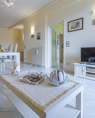 Leandro's House Near Thermal Baths: Propriété, Cadre, Table, Canapé, Cabinetry, Design Intérieur, Bois, Architecture, Sol, Sol