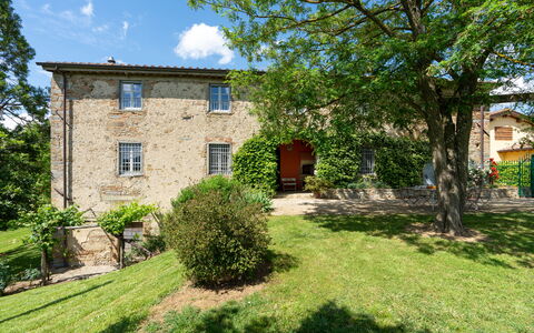 Casa Mirandola: Plante, Ciel, Propriété, Bâtiment, Nuage, Fenêtre, Arbre, Lot Terre, Paysage Naturel, Maison