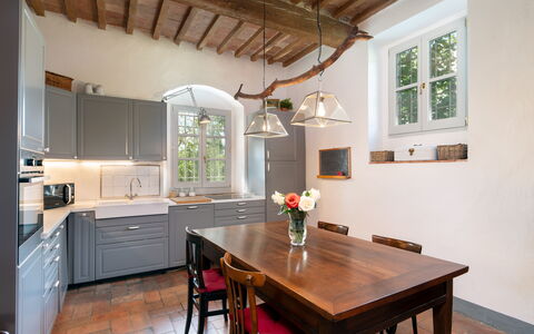 Casa Mirandola: Table, Meubles, Cabinetry, Propriété, Fenêtre, Comptoir, Bois, Design Intérieur, Éclairage, Chaise