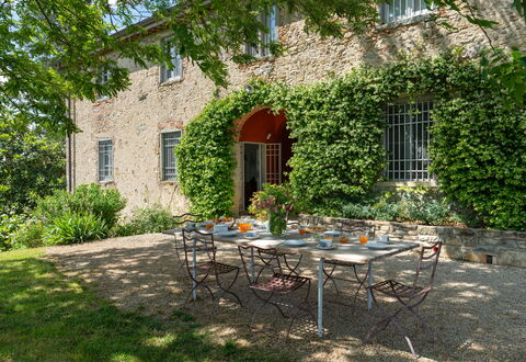 Casa Mirandola: Plante, Table, Meubles, Bâtiment, Propriété, Fenêtre, Chaise, Tableau De Plein Air, Mobilier De Jardin, Ombre