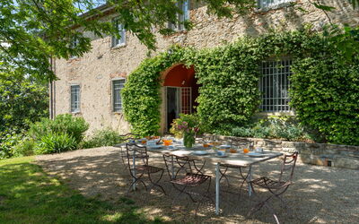 Casa Mirandola: Plante, Table, Meubles, Bâtiment, Propriété, Fenêtre, Chaise, Tableau De Plein Air, Mobilier De Jardin, Ombre