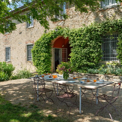 Casa Mirandola: Plante, Table, Meubles, Bâtiment, Propriété, Fenêtre, Chaise, Tableau De Plein Air, Mobilier De Jardin, Ombre