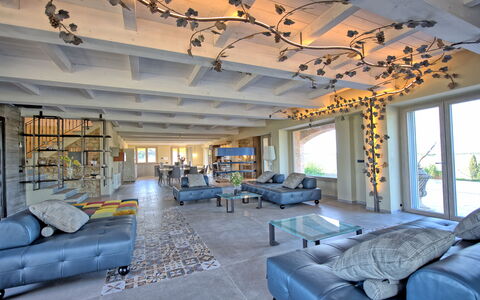 Villa Campana: Propriété, Meubles, Canapé, Fenêtre, Cadre, Design Intérieur, Table, Architecture, Bibliothèque, Salon