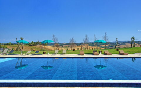 Villa Campana: L'Eau, Ciel, Ressources En Eau, Plante, Piscine, Bleu Azur, Paysage Naturel, Arbre, Cotiers Et Relief Océaniques, Loisir