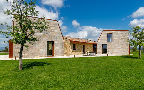 Villa Velari In Volterra With Private Pool, Ac: Nuage, Ciel, Plante, Bâtiment, Fenêtre, Paysage Naturel, Arbre, Lot Terre, Maison, Herbe