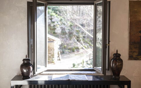 Mulino Morandi: Propriété, Fenêtre, Bois, Design Intérieur, Textile, Salon, Ombre, Mur, Sol, Bâtiment