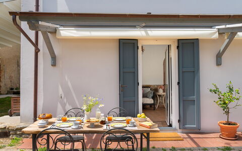 Villa Dei Tigli: Plante, Table, Propriété, Bâtiment, Meubles, Pot De Fleur, Bois, Design Intérieur, Ombre, Tableau De Plein Air