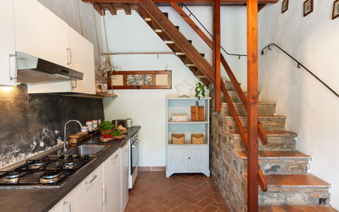 Villa Dei Tigli: Comptoir, Cabinetry, Propriété, Escaliers, Appareil De Cuisine, Cuisinière, Bois, Cuisine, Sol, Sol