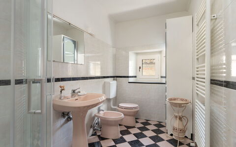 Villa Dei Tigli: Miroir, Luminaire Plomberie, Évier, Robinet, Propriété, Lavabo, Bâtiment, Salle De Bains, Violet, Design Intérieur