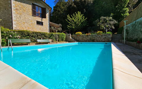 La Piccola Rocca: L'Eau, Plante, Propriété, Piscine, Fenêtre, Bleu Azur, Bâtiment, Ombre, Éclairage, Arbre