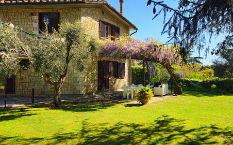La Piccola Rocca: Plante, Bâtiment, Ciel, Fenêtre, Fleur, Arbre, Chalet, Paysage Naturel, Végétation, Maison