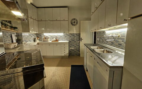 La Piccola Rocca: Cabinetry, Comptoir, Propriété, Évier, Cuisinière, Cuisine, Bois, Tiroir, Design Intérieur, Architecture