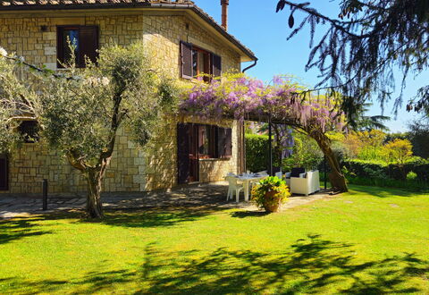 La Piccola Rocca: Plante, Bâtiment, Ciel, Fenêtre, Fleur, Arbre, Chalet, Paysage Naturel, Végétation, Maison
