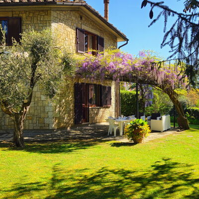 La Piccola Rocca: Plante, Bâtiment, Ciel, Fenêtre, Fleur, Arbre, Chalet, Paysage Naturel, Végétation, Maison