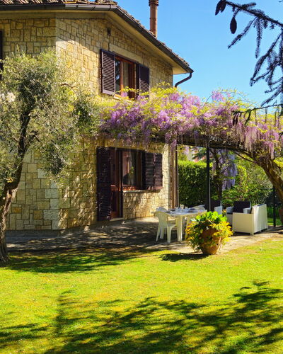 La Piccola Rocca: Plante, Bâtiment, Ciel, Fenêtre, Fleur, Arbre, Chalet, Paysage Naturel, Végétation, Maison