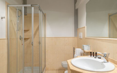 Appartamento Reale: Miroir, Robinet, Propriété, Évier, Lavabo, Luminaire Plomberie, Salle De Bains, Bois, Bâtiment, Design Intérieur