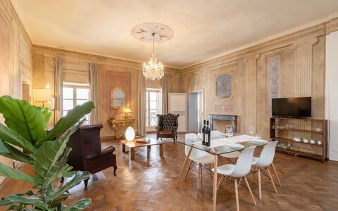 Appartamento Reale: Meubles, Table, Plante, Canapé, Bois, Bâtiment, Chaise, Fenêtre, Design Intérieur, Cadre