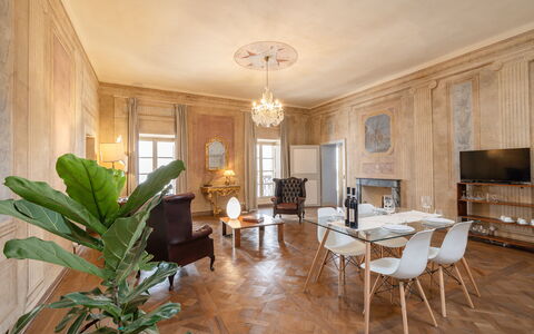 Appartamento Reale: Meubles, Plante, Table, Fenêtre, Canapé, Chaise, Bois, Design Intérieur, Bâtiment, Salon