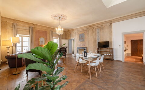 Appartamento Reale: Meubles, Plante, Table, Bâtiment, Plante D'Appartement, Fenêtre, Cadre, Bois, Design Intérieur, Canapé