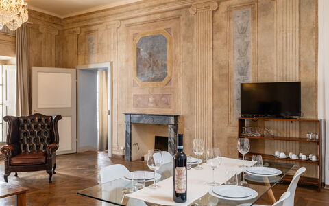 Appartamento Reale: Table, Propriété, Meubles, Chaise, Bois, Design Intérieur, Éclairage, Bâtiment, Cuisine, Salon