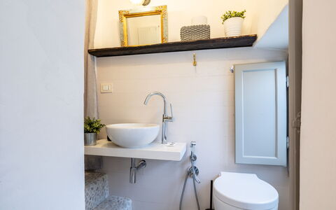 La Piccina: Robinet, Plante, Propriété, Luminaire Plomberie, Évier, Lavabo, Miroir, Blanc, Salle De Bains, Violet