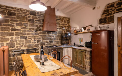 La Piccina: Cabinetry, Meubles, Propriété, Comptoir, Table, Bois, Cuisine, Éclairage, Appareil De Cuisine, Design Intérieur