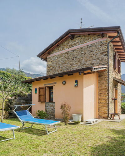 Leonardo: Meubles, Propriété, Cabinetry, Confort, Fenêtre, Bâtiment, Miroir, Bois, Cadre De Lit, Lit