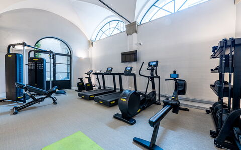 Torretta Penthouse Luxury Apartment In Florence By: Machine D'Exercice Physique, Bâtiment, Gym, Equipement D'Exercice, Design Intérieur, Vélo Stationnaire