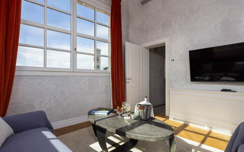 Torretta Penthouse Luxury Apartment In Florence By: Design Intérieur, Plafond, Sol, Sol, Appartement, Pièce, Luminaire, Moulage, Salon, Lampe