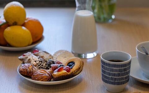 Torretta Penthouse Luxury Apartment In Florence By: Aliments, Vaisselle, Serveware, Coupe, Vaisselle, Ingrédient, Drinkware, Tasse À Café, Assiette, Dessert