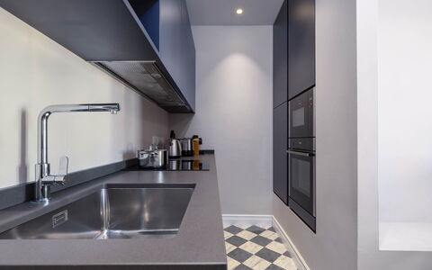 Torretta Penthouse Luxury Apartment In Florence By: Cuisine, Comptoir, Appareil De Cuisine, Design Intérieur, Principaux Appliance, Cabinetry, Cuisinière, Sol, Évier, Électroménager