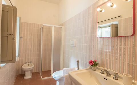 Villa D'elsa: Miroir, Propriété, Luminaire Plomberie, Baignoire, Robinet, Plante, Évier, Violet, Salle De Bains