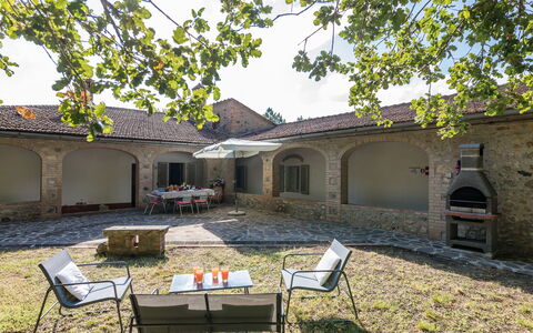 Villa D'elsa: Propriété, Bâtiment, Plante, Ciel, Ombre, Table, Mobilier De Jardin, Arbre, Herbe, Chaise