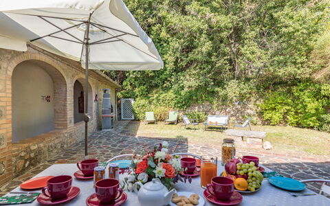 Villa D'elsa: Vaisselle, Table, Plante, Aliments, Meubles, Assiette, Chaise, Vaisselle, Fenêtre, Bâtiment