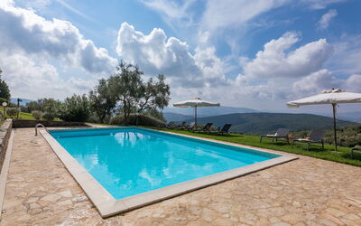 Villa D'elsa: L'Eau, Nuage, Ciel, Plante, Jour, Propriété, Piscine, La Nature, Bleu Azur, Rectangle