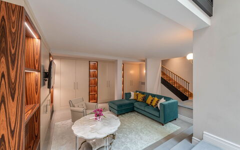 Duomo Penthouse Luxury Apartment In Florence By Pa: Table, Bâtiment, Propriété, Meubles, Canapé, Confort, Cadre, Plante, Design Intérieur, Éclairage