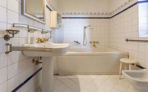 Villa Montegattoli, Pool, Landscape, Wifi, Ac: Robinet, Luminaire Plomberie, Miroir, Évier, Baignoire, Lavabo, Salle De Bains, Violet, Architecture