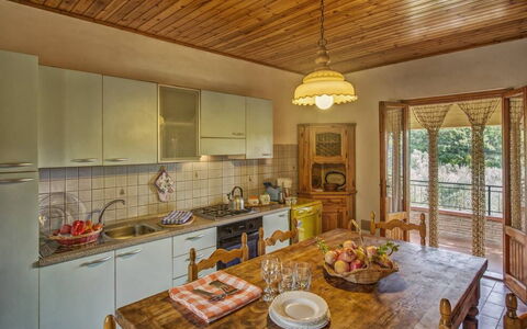 Leccino: Propriété, Cabinetry, Table, Comptoir, Cuisine, Évier, Design Intérieur, Bois, Éclairage, Fenêtre